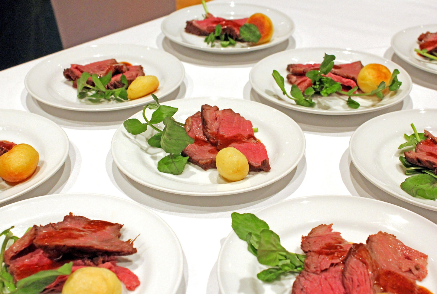 国産牛のローストビーフ 現地カッティング　おひとり様2,420円(税込)～