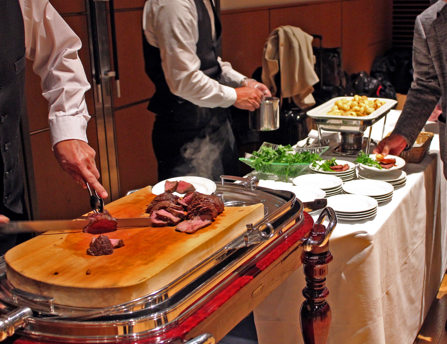 国産牛のローストビーフ 現地カッティング　おひとり様2,420円(税込)～